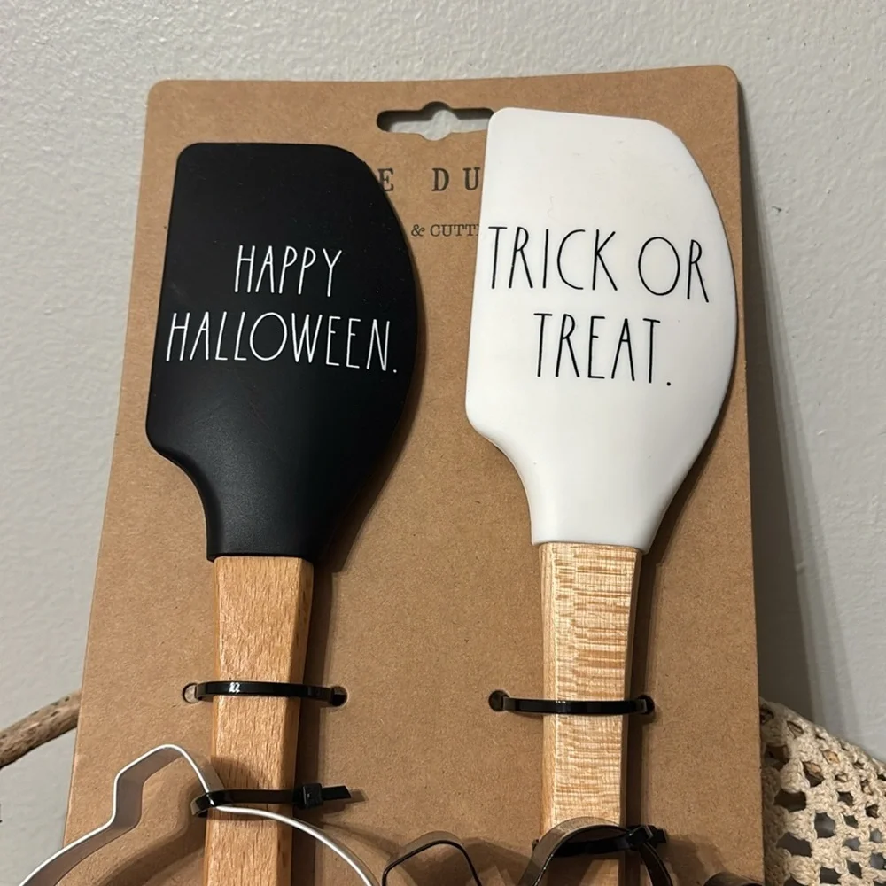 Rae Dunn HAPPY HALLOWEEN & TRICK OR TREAT SPATULAS & COOKIE CUTTER SET NEW